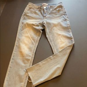 Light denim skinny jeans, raw hem